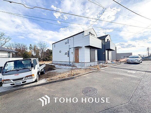 前面道路含む現地写真『快適』は「家」と「街」と「環境」が調和した時に訪れるだと改めて感じさせてくれます。