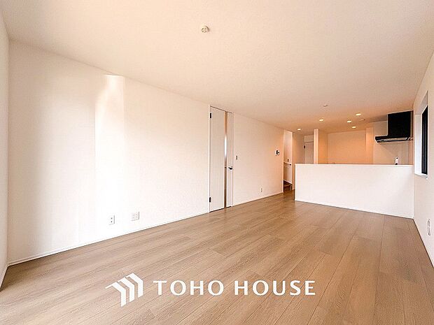 光と風があふれる開放的なリビングダイニングには自然と家族みんなが集まってきます。