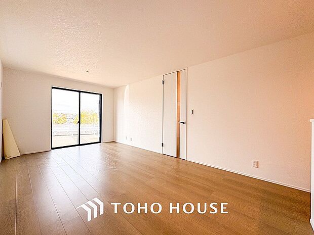 爽やかな色合いのフローリングと清潔感の溢れるクロスが明るい空間を創り出しているリビングダイニング。