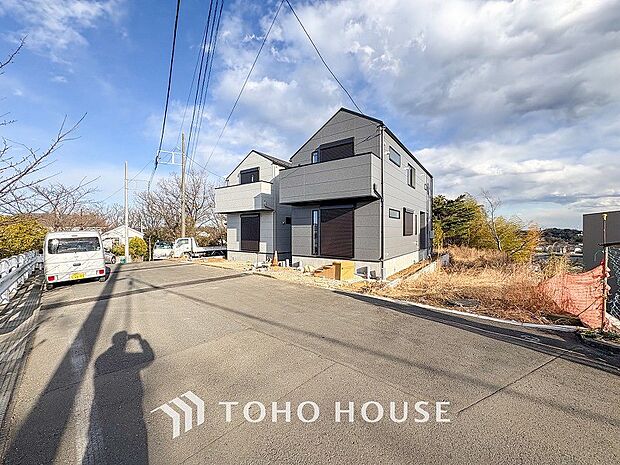 前面道路含む現地写真『快適』は「家」と「街」と「環境」が調和した時に訪れるだと改めて感じさせてくれます。