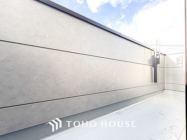 暮らしの中で光と風を演出してくれるバルコニー。