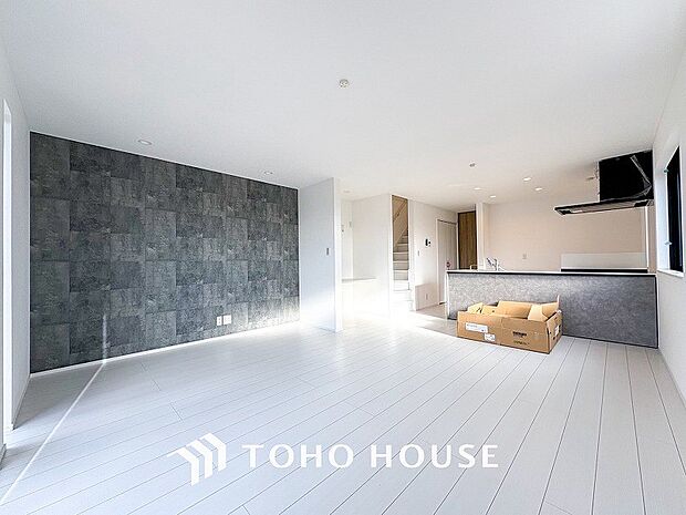 爽やかな色合いのフローリングと清潔感の溢れるクロスが明るい空間を創り出しているリビングダイニング。