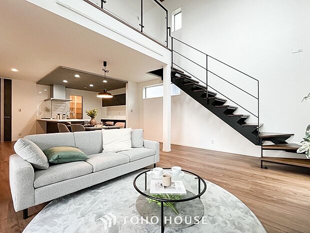 明るく開放的な空間が広がるLDK。室内には豊かな陽光が注ぎ込み、爽やかな住空間を演出。