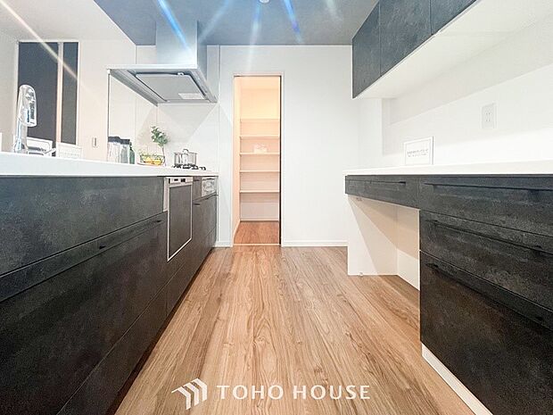 対面式のシステムキッチン。収納量豊富なスライド式収納。調理スペースも広く、お料理もはかどります。