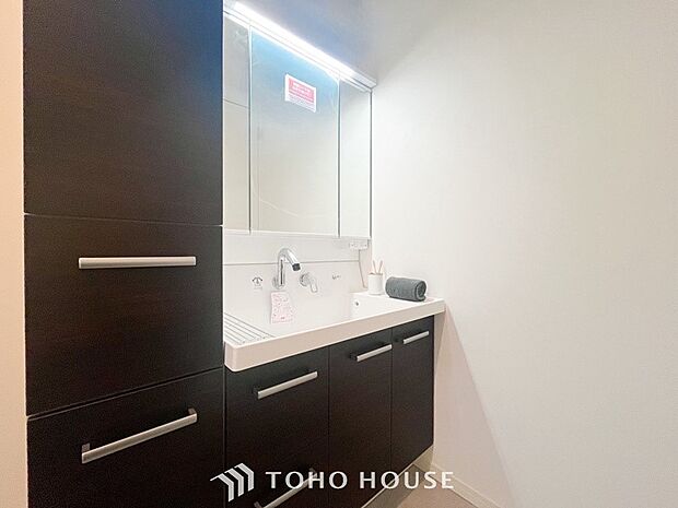 洗面台・洗面所清潔感のあるカラーで統一されたプライベート空間は、身だしなみチェックや肌のお手入れに最適です。