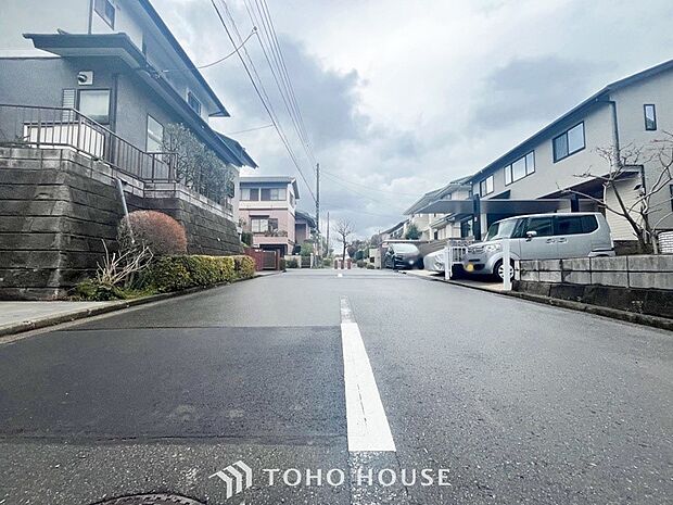 前面道路含む現地写真『快適』は「家」と「街」と「環境」が調和した時に訪れるだと改めて感じさせてくれます。