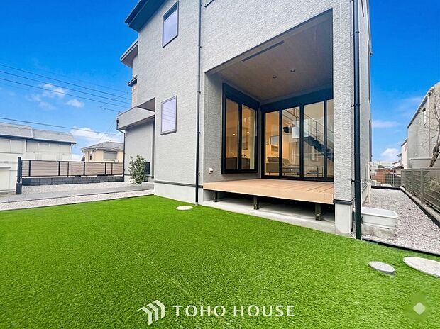 住む人を映し出す洗練された佇まいは、いつまでも輝き続けながらいつしか街の風景に溶け込んでいきます。