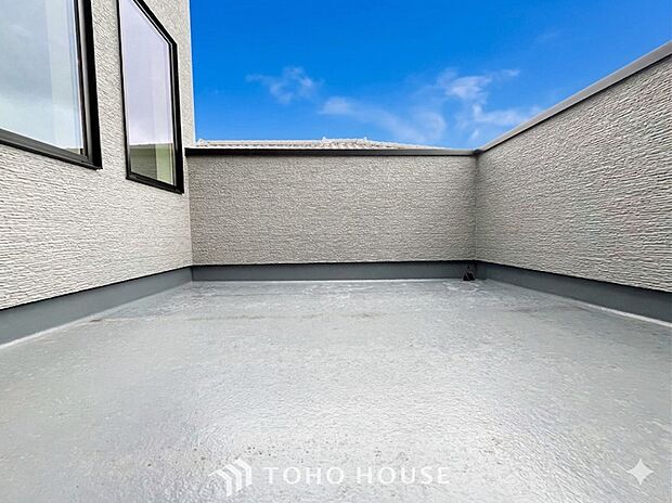 プライベート性が確保されたバルコニー。ワイドな空間にたっぷりの陽光が降り注ぎます。