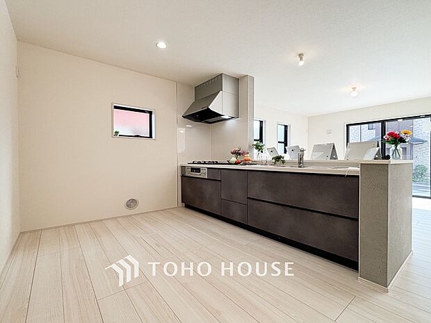 ご家族みんなで調理ができる位のスペースを実現したキッチン空間となっております。