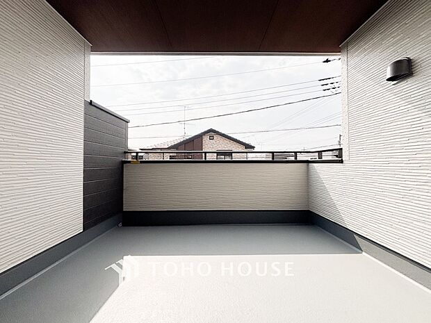 プライベート性が確保されたバルコニー。ワイドな空間にたっぷりの陽光が降り注ぎます。