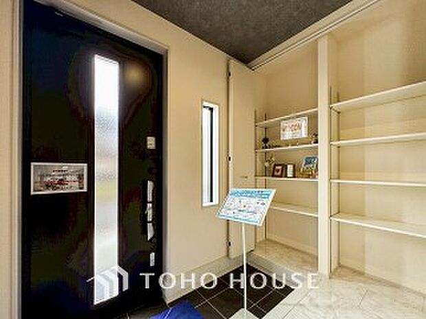 帰り着くたびに洗練されたテイストの空間に迎えられ誇りと喜びを感じる玄関まわりです。