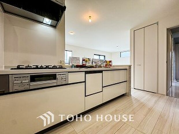 対面キッチンでリビングのご家族と会話を楽しみながらお料理できます。