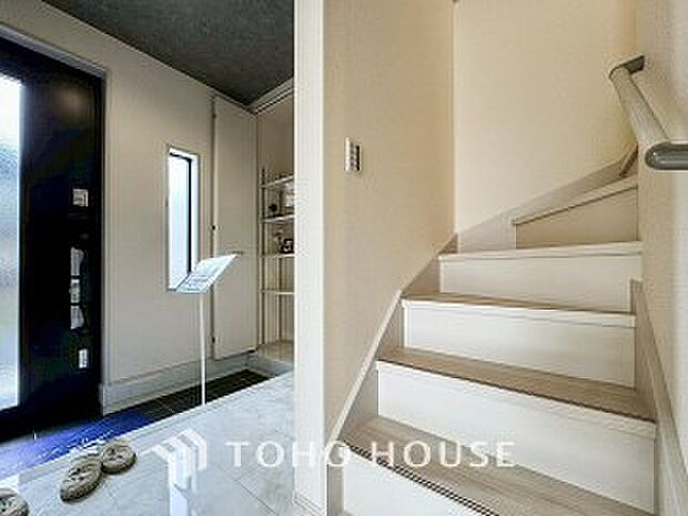 パブリックゾーンとプライベートゾーン繋ぐ階段。豊かな陽光が注ぎ込み、爽やかな住空間を演出。