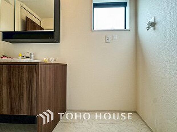 洗濯機を配置しても十分なスペースを確保しております。