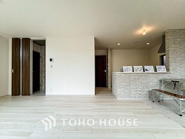 光と風があふれる開放的なリビングダイニングには自然と家族みんなが集まってきます。