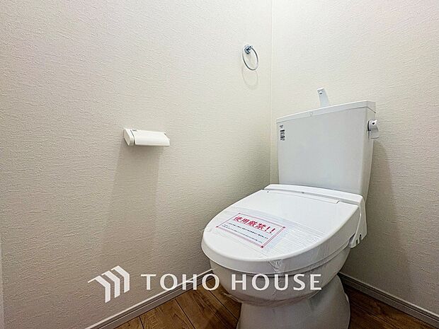 換気と明るさに配慮した清潔感溢れるトイレ。落ち着いた空間で安らぎのひとときをお過ごしいただけます。