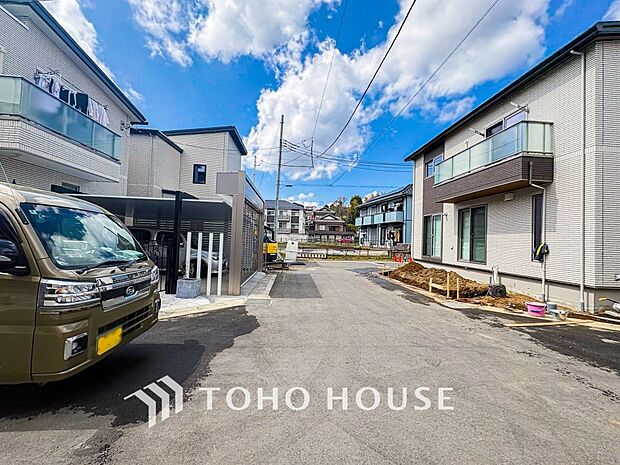 前面道路含む現地写真『快適』は「家」と「街」と「環境」が調和した時に訪れるだと改めて感じさせてくれます。