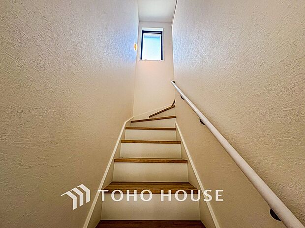 各フロアを結ぶ階段。集いの空間と一人の時間を楽しむプライベートルームをバランスよく繋いでいます。