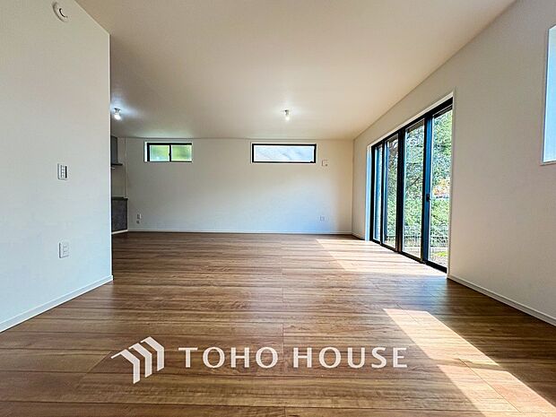 太陽の恵みを一気に受けた明るくあたたかいお住まい。吹きぬける風を感じながら爽やかで風通しの良い暮らし。