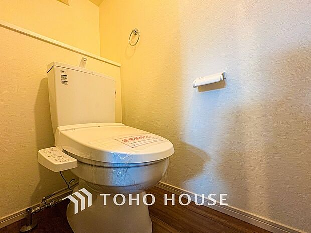 換気と明るさに配慮した清潔感溢れるトイレ。落ち着いた空間で安らぎのひとときをお過ごしいただけます。