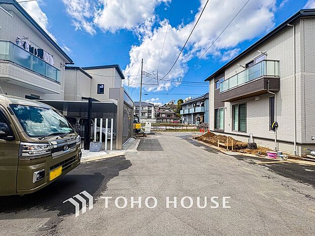 前面道路含む現地写真『快適』は「家」と「街」と「環境」が調和した時に訪れるだと改めて感じさせてくれます。