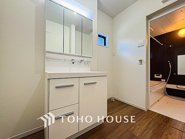 落ち着いた空間を演出するカラーと、ゆったりお使い頂ける広さが魅力のパウダールーム。