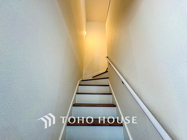 各フロアを結ぶ階段。集いの空間と一人の時間を楽しむプライベートルームをバランスよく繋いでいます。