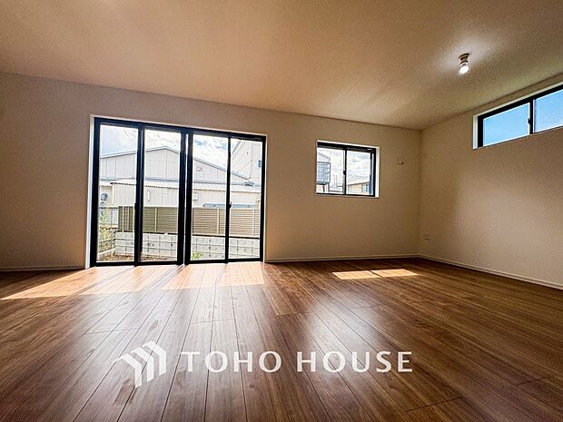 忙しい朝でも、しっかり家族が揃って食事をして頂けるゆとりある大きさのダイニングスペース。