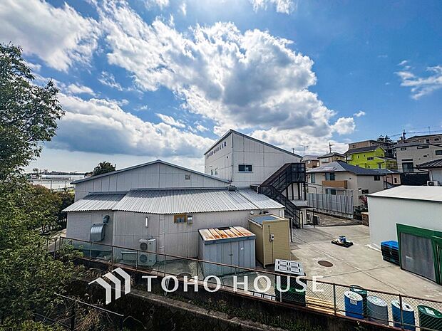 豊かな眺望にふさわしい空間には、通風・採光にも優れ、心地よい光と風があふれています。