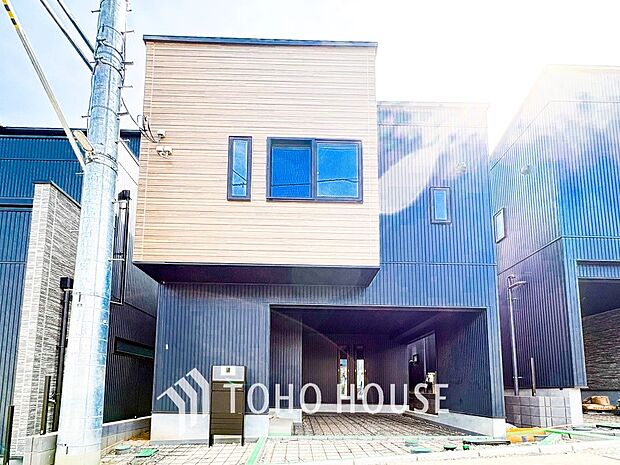 住む人や訪れる人やさしくエスコートする玄関アプローチ。