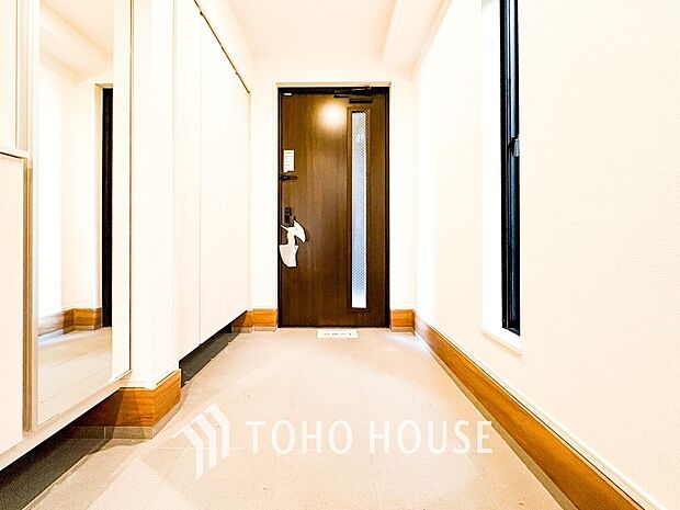 明るくコントラストのある、開放感と清潔感を兼ね備えた玄関。