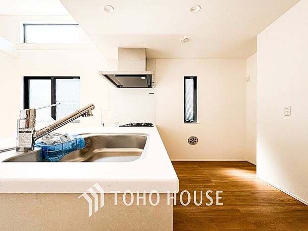 お手入れのしやすいすっきりしたシステムキッチンを採用しました。