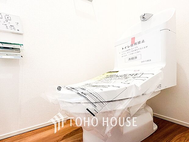 換気と明るさに配慮した清潔感溢れるトイレ。落ち着いた空間で安らぎのひとときをお過ごしいただけます。