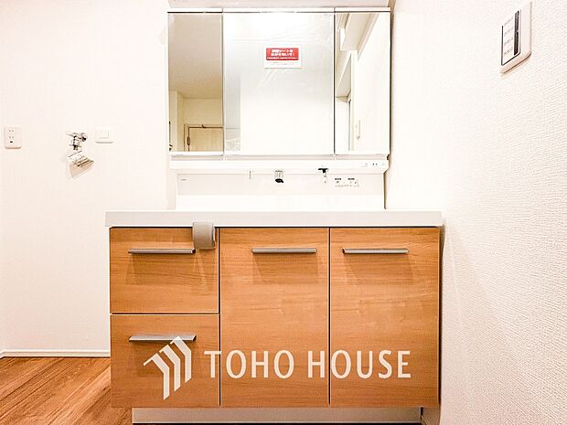 洗面台・洗面所三面鏡裏収納には化粧品や洗面用品類をすっきり整理できます。