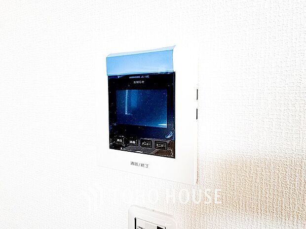 誰が来てもわかる様にモニター付きインターホンを設置。快適と安らぎを合わせた優しい設計。