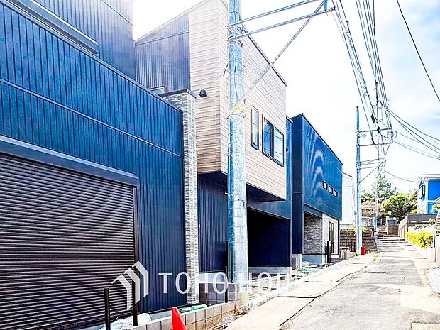 前面道路含む現地写真『快適』は「家」と「街」と「環境」が調和した時に訪れるだと改めて感じさせてくれます。