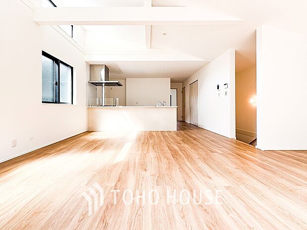 明るく開放的な空間が広がるLDK。室内には豊かな陽光が注ぎ込み、爽やかな住空間を演出。