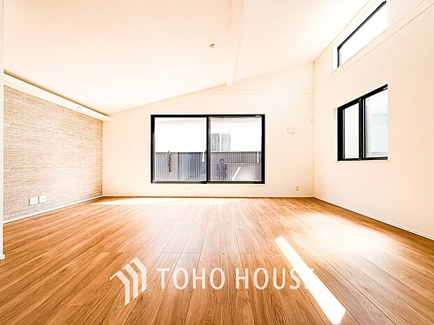 光と風があふれる開放的なリビングダイニングには自然と家族みんなが集まってきます。