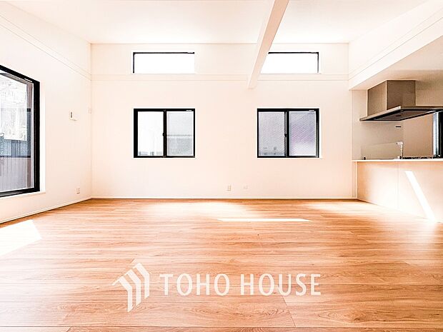 忙しい朝でも、しっかり家族が揃って食事をして頂けるゆとりある大きさのダイニングスペース。