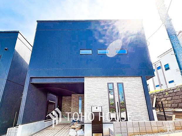 住む人や訪れる人やさしくエスコートする玄関アプローチ。