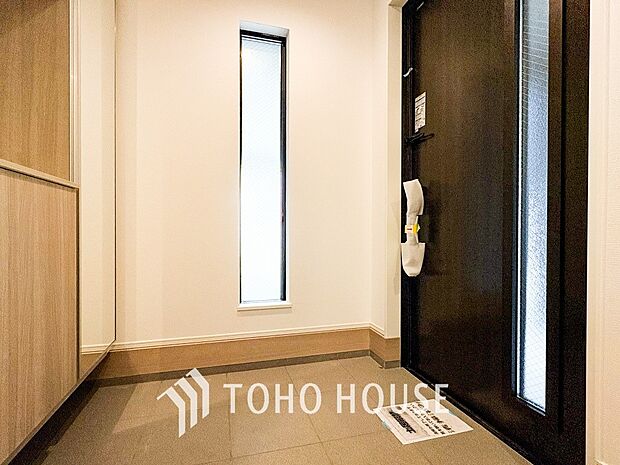 明るくコントラストのある、開放感と清潔感を兼ね備えた玄関。