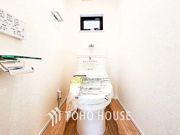 換気と明るさに配慮した清潔感溢れるトイレ。落ち着いた空間で安らぎのひとときをお過ごしいただけます。