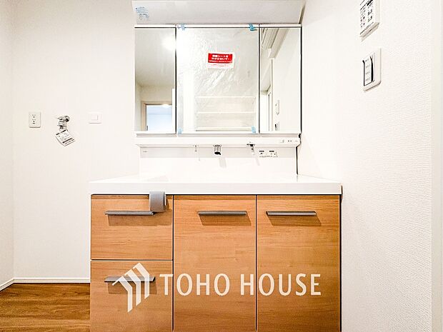 洗面台・洗面所三面鏡裏収納には化粧品や洗面用品類をすっきり整理できます。