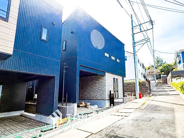 前面道路含む現地写真『快適』は「家」と「街」と「環境」が調和した時に訪れるだと改めて感じさせてくれます。