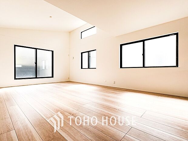 明るく開放的な空間が広がるLDK。室内には豊かな陽光が注ぎ込み、爽やかな住空間を演出。