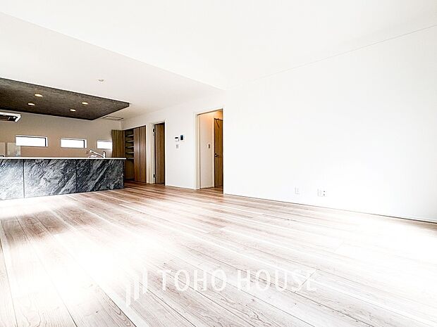 光と風があふれる開放的なリビングダイニングには自然と家族みんなが集まってきます。