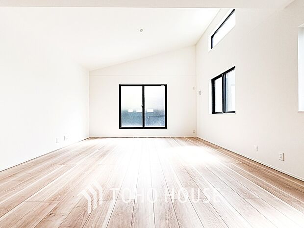 忙しい朝でも、しっかり家族が揃って食事をして頂けるゆとりある大きさのダイニングスペース。