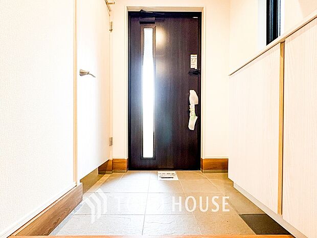 明るくコントラストのある、開放感と清潔感を兼ね備えた玄関。