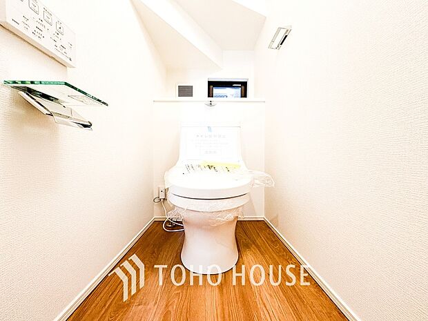 換気と明るさに配慮した清潔感溢れるトイレ。落ち着いた空間で安らぎのひとときをお過ごしいただけます。