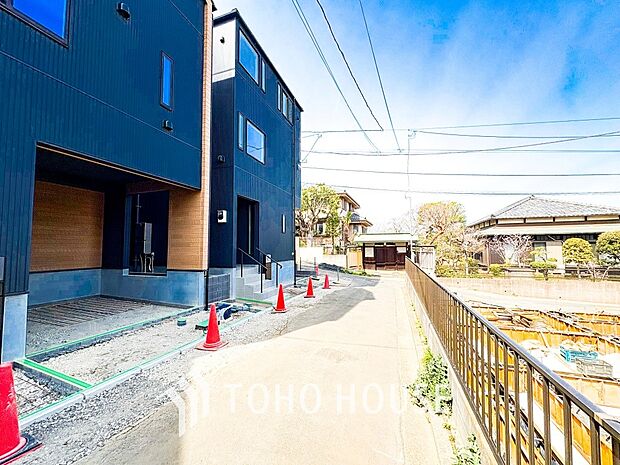 前面道路含む現地写真『快適』は「家」と「街」と「環境」が調和した時に訪れるだと改めて感じさせてくれます。